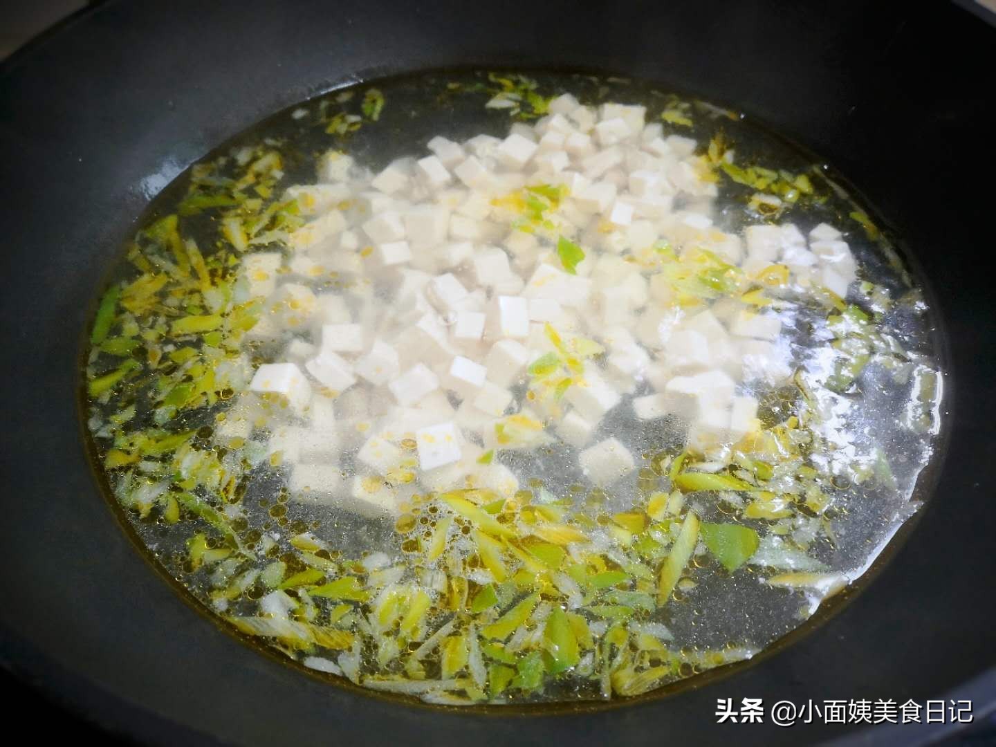This soup is often cooked with tofu in autumn. It has a smooth taste and is light and nourishes the stomach. It is a bowl of nutrition and comfort in cold weather.