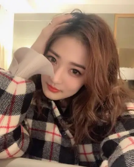 本以为徐璐穿64块的T恤很节俭，可得知她的凉鞋价格，我又酸了