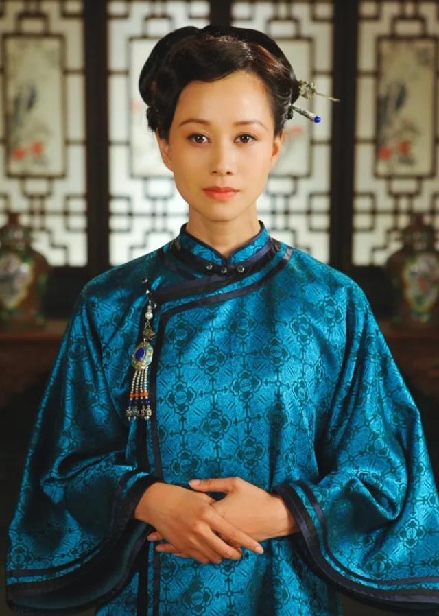 曾经的内衣女王，如今沦落为妈妈专业户，42岁中