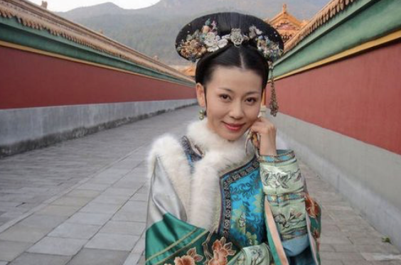 48岁甄嬛传齐妃晒跳舞视频，一家3口神仙颜值，