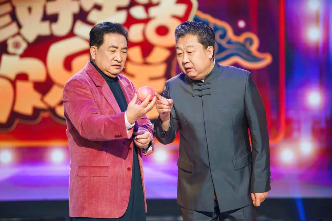 徒孙也好，女儿也罢，姜昆搂着女士腰拍照，本