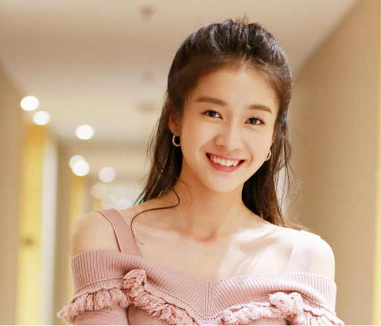 欧阳娜娜把他当闺蜜，张雪迎与他搂肩自拍，看清是谁后：羡慕了