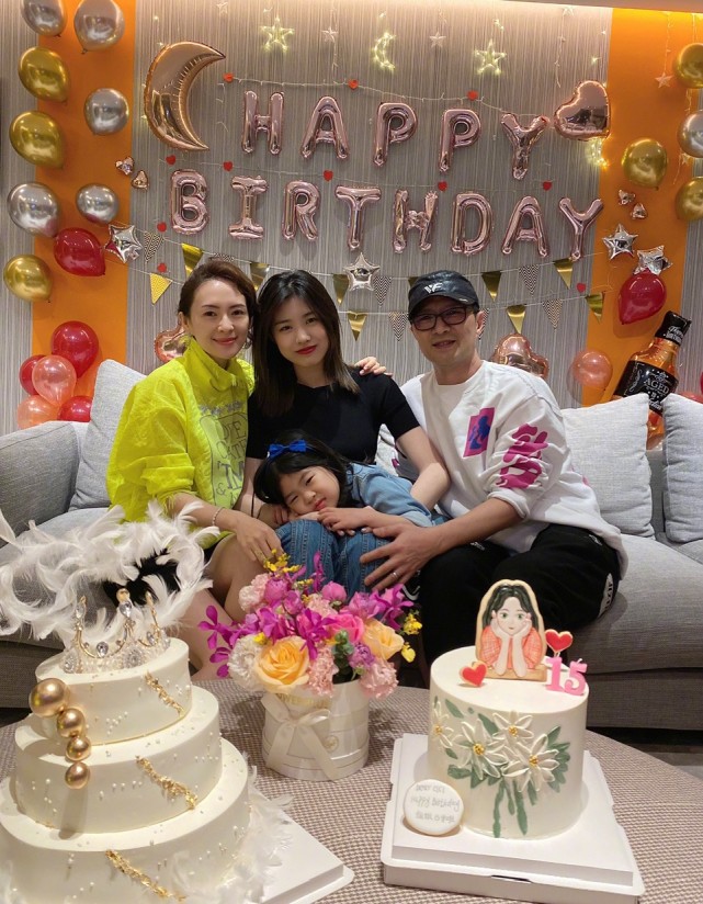 汪峰大女儿近照，15岁的小苹果初显女神范，长发披肩红唇惊艳