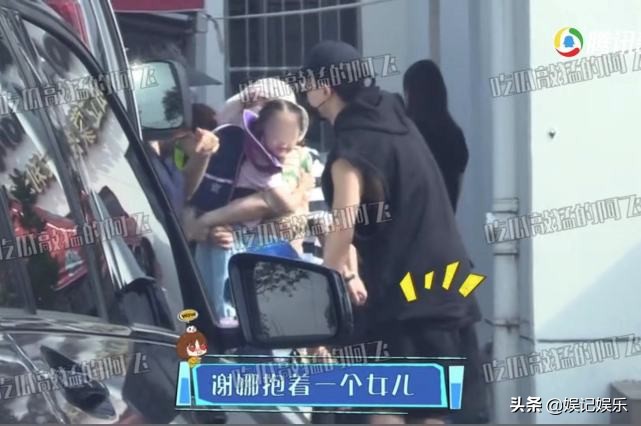 张杰谢娜接娃放学，3岁女儿首露脸，皮肤白皙，模样清秀像爸爸