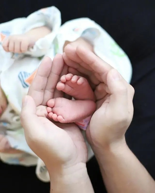 郑恺首谈当爸感受，曝女儿有强大干爹团，干妈baby更想对亲家