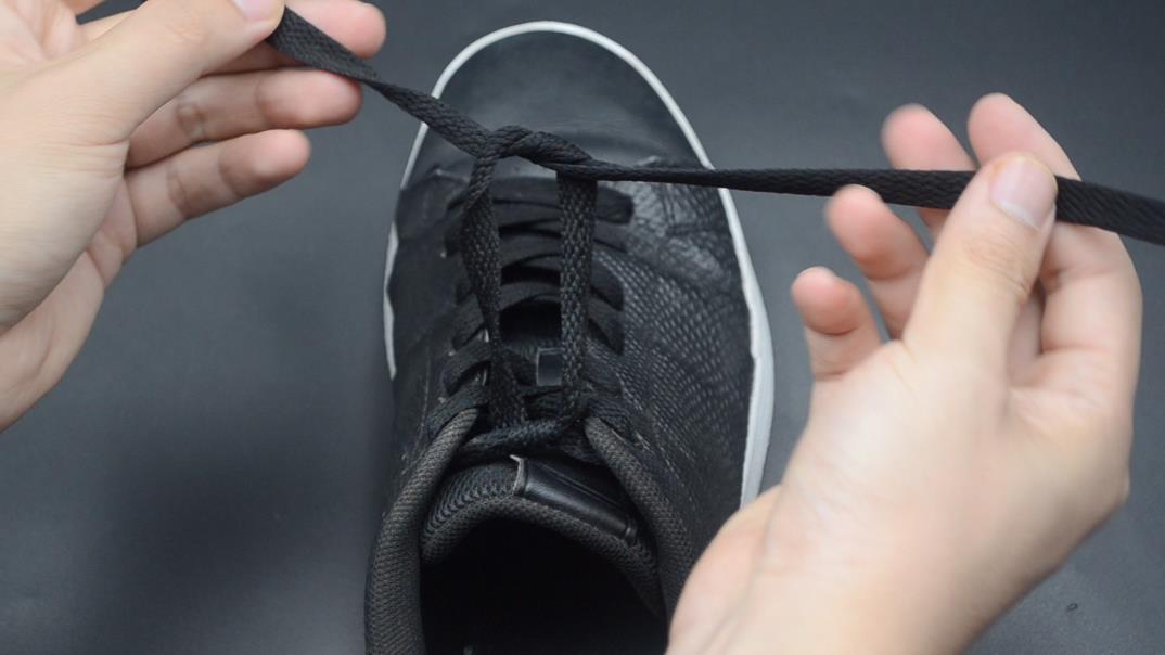 運動時鞋帶老是鬆動？ 教你一招雙蝴蝶結鞋帶係法，美觀又牢固