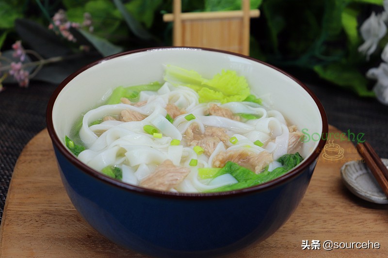 广东的沙河粉别只会炒，煮成汤粉更爽滑，连汤汁都清香味美