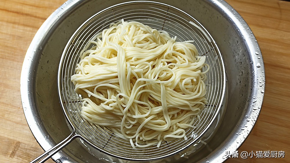 炒麵條這樣做味道不錯還營養，有肉有菜，孩子連吃2碗沒有夠