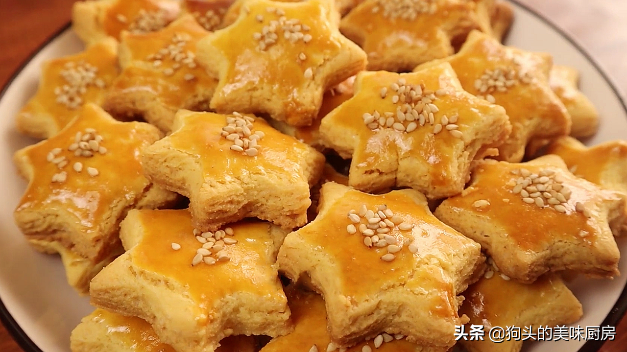 家里有面粉不要做馒头了，加点玉米面进去，蓬松酥脆，一口酥掉渣