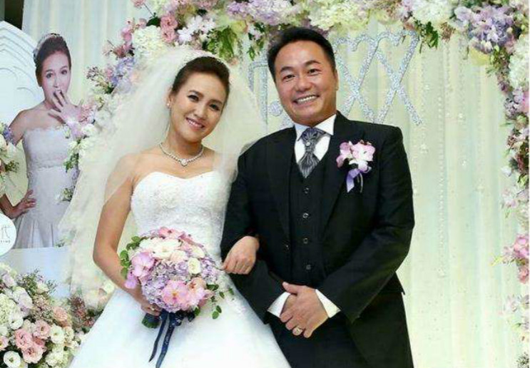 已婚男歌手不避嫌，邀7位美女庆生，前女友自杀