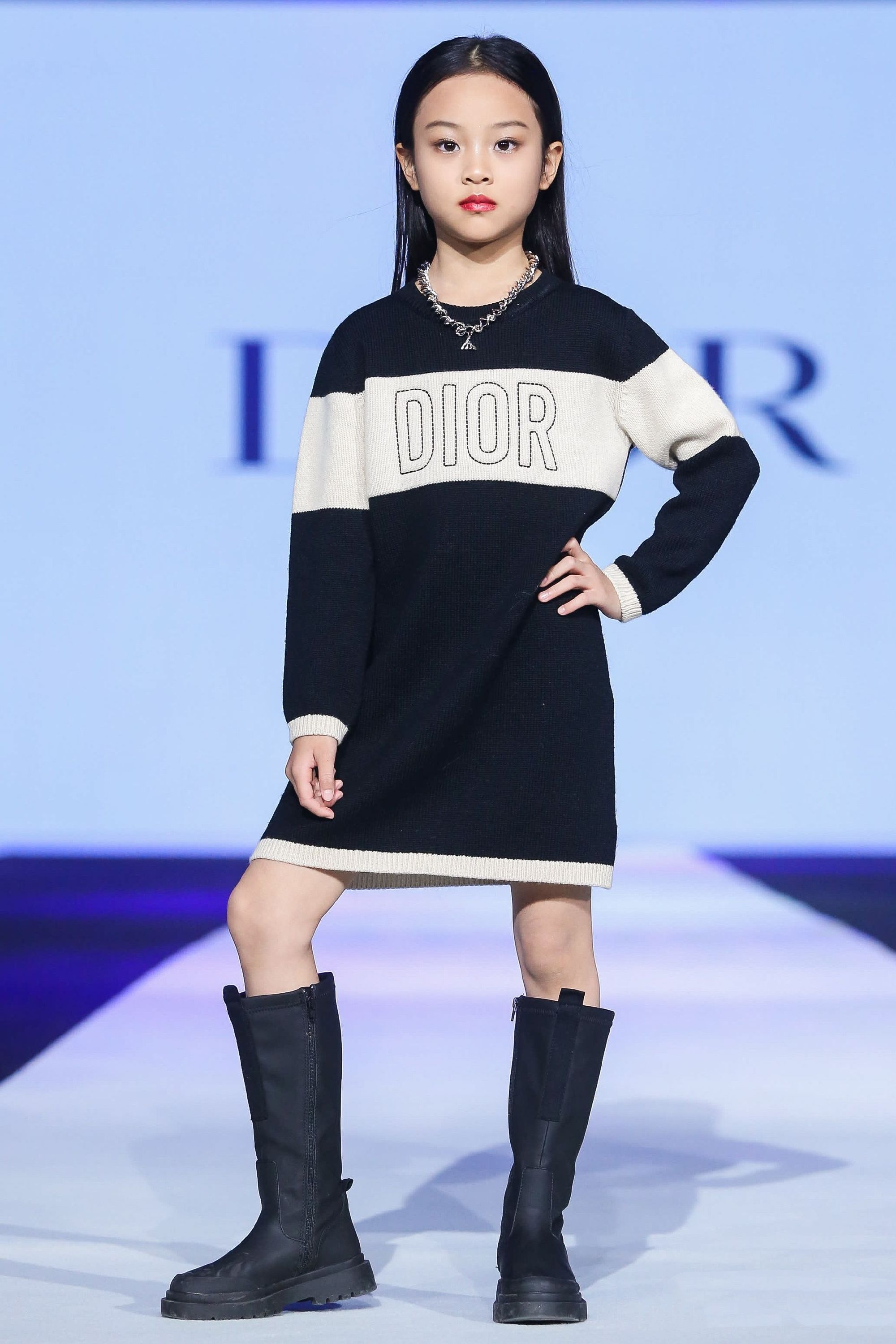 鐘麗緹13歲次女長開，與甜馨撞造型變女王，考拉“嫦娥”造型美翻