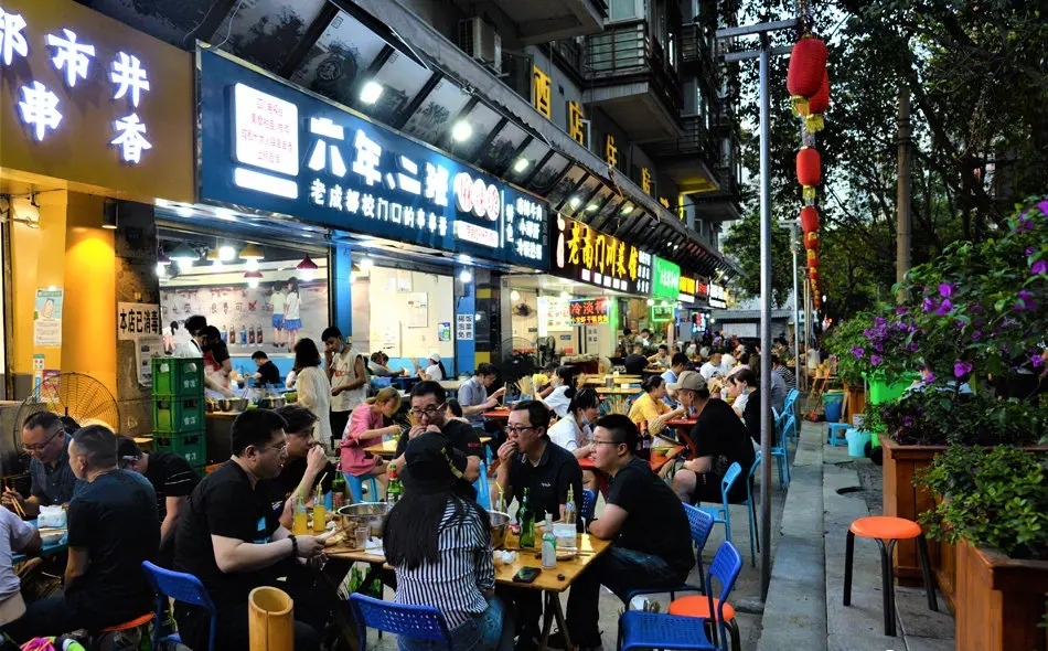 前有电商，后有地摊，实体门店3条路可破局？