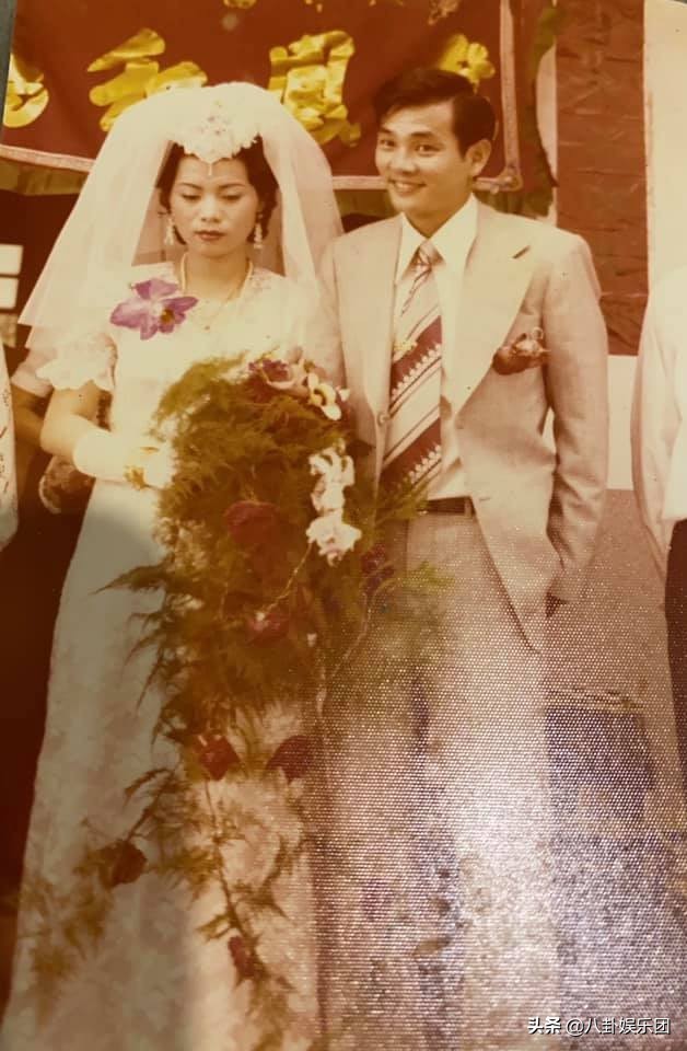 Ella曝爸妈结婚照！现在才发现妈妈脸上的特征，原来劲宝隔代遗传