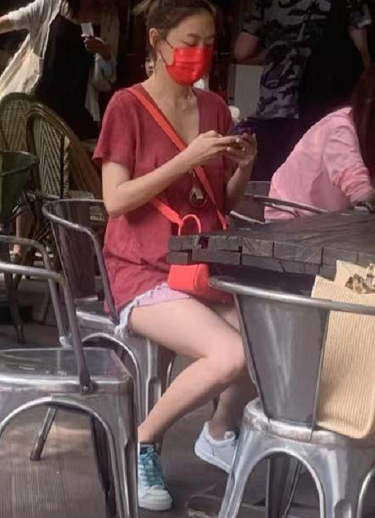 應采兒街邊玩手機被偶遇，穿短褲秀腿部肌肉線條，坐姿端正氣質好