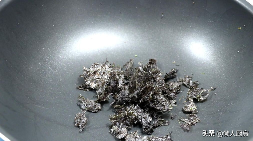 沒想到紫菜炒飯這麼好吃，配上1個雞蛋和半根胡蘿蔔，顏色豐富