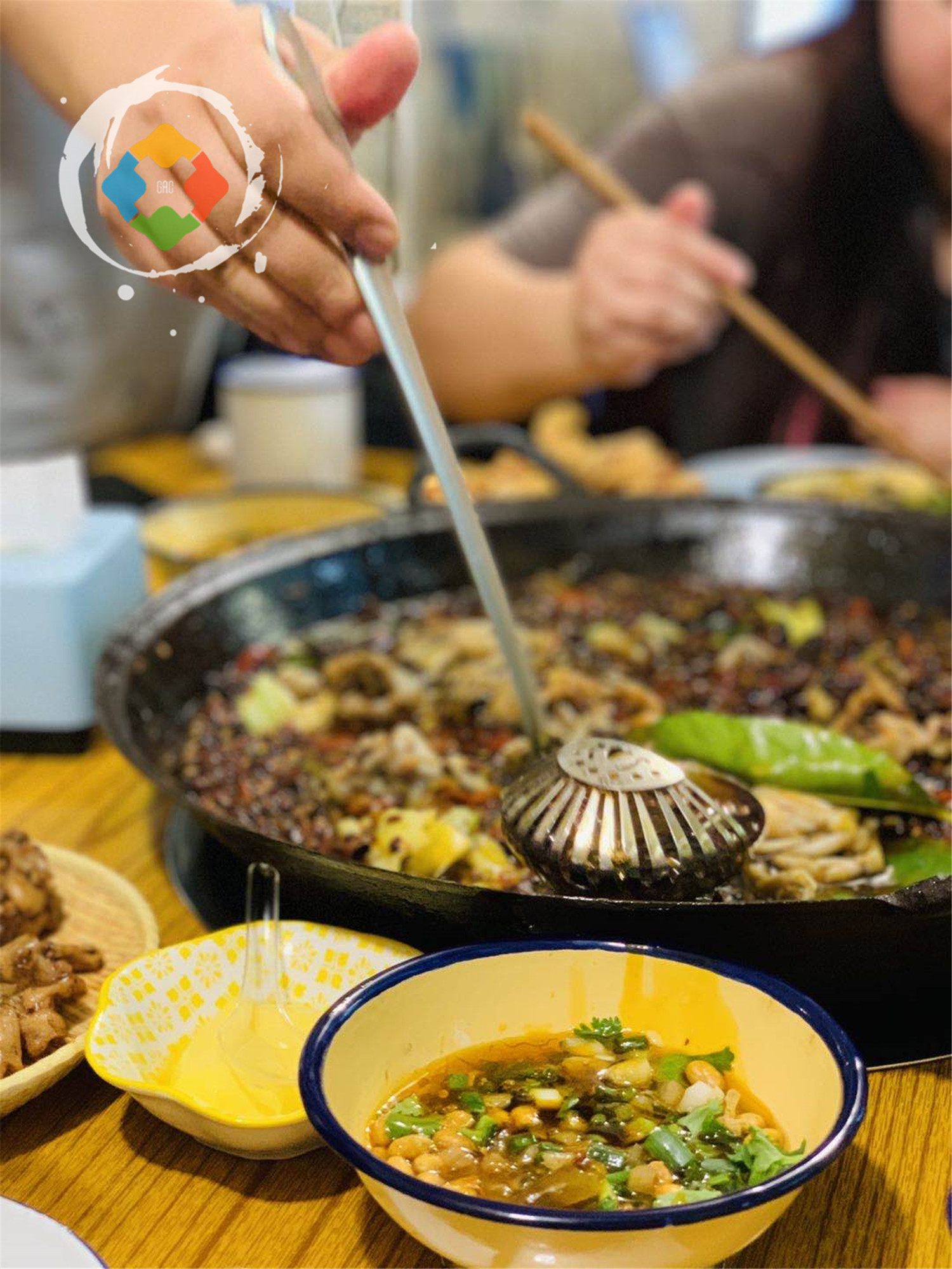 重庆80后和卖鱼的杠上了，店门前打出标语：吃鱼不如吃蛙