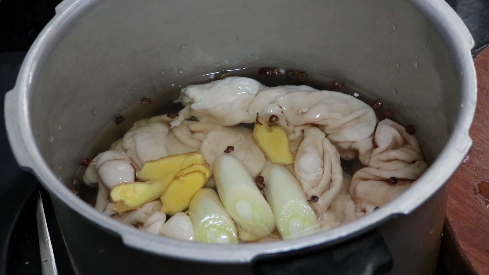 肥腸的家常菜做法，外酥裡糯，下酒又下飯，一周吃5次都不嫌膩