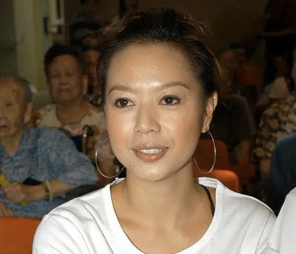 钟丽淇10岁女儿开始学走路，患罕见基因疾病，被断言活不过两岁