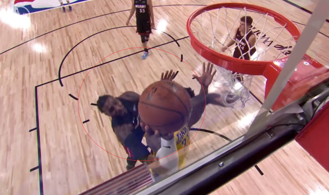 【影片】連續過度犯規！不搶球只拉胳膊，詹皇連續被他放倒，氣得老詹也噴垃圾話！-黑特籃球-NBA新聞影音圖片分享社區