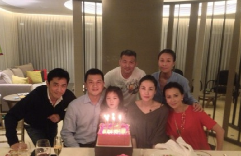 李亞鵬曬舊照，懷抱剛做完唇齶裂手術的嬰兒李嫣，四目相對超暖心