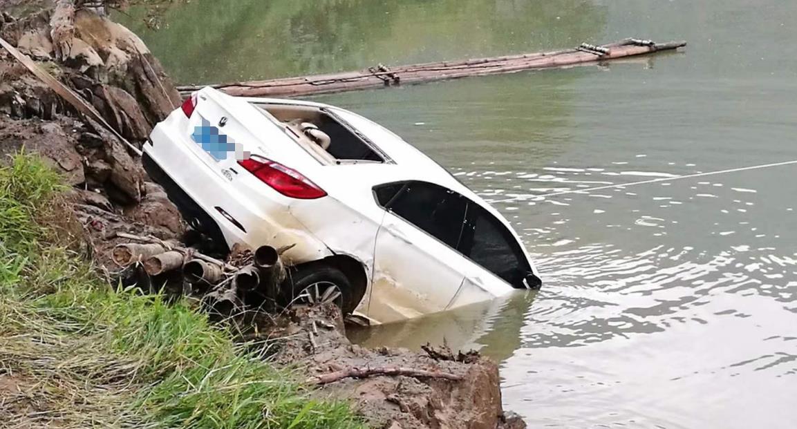 汽車落水后，為什么很多人都逃不出來？其實“逃生技巧”很簡單