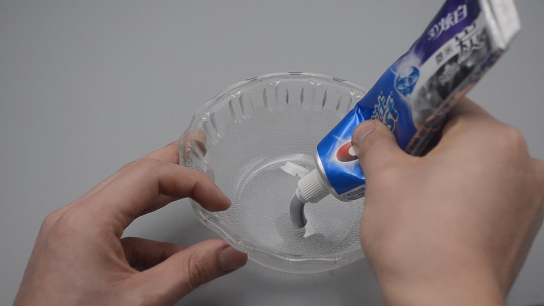 廚房玻璃上油乎乎的難清洗？ 家政阿姨教你一招，省時干淨又不留灰