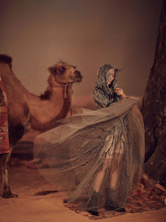 杨幂变身楼兰公主，沙漠骆驼纱裙演绎异域风情，尽显原始野性之美