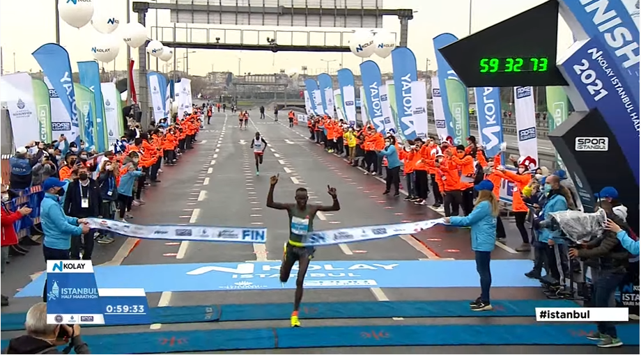 1:04:02, match fast 3 minutes of 02 seconds, woman record of half horse world is broken