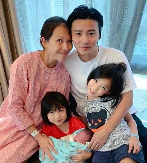 張晉為兒子表演功夫，卻全程被無視，魚蛋褲子歪扭學老爸習武站姿