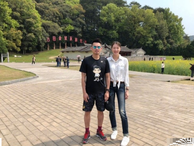 林丹携儿子为太太谢杏芳庆生，惊喜礼物曝光，夫妻恩爱甜蜜合影