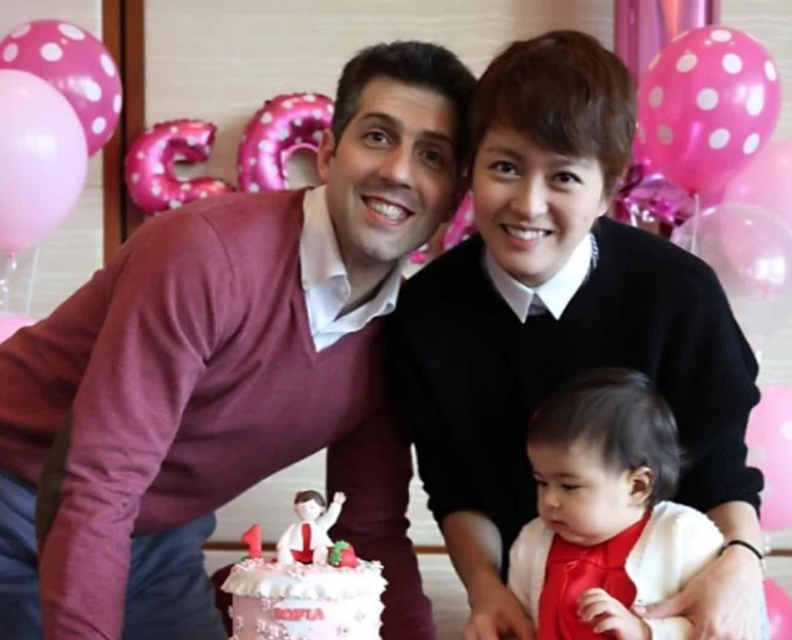 有种“混血”叫梁咏琪女儿，五官精致似洋娃娃，美貌完全不输妈妈