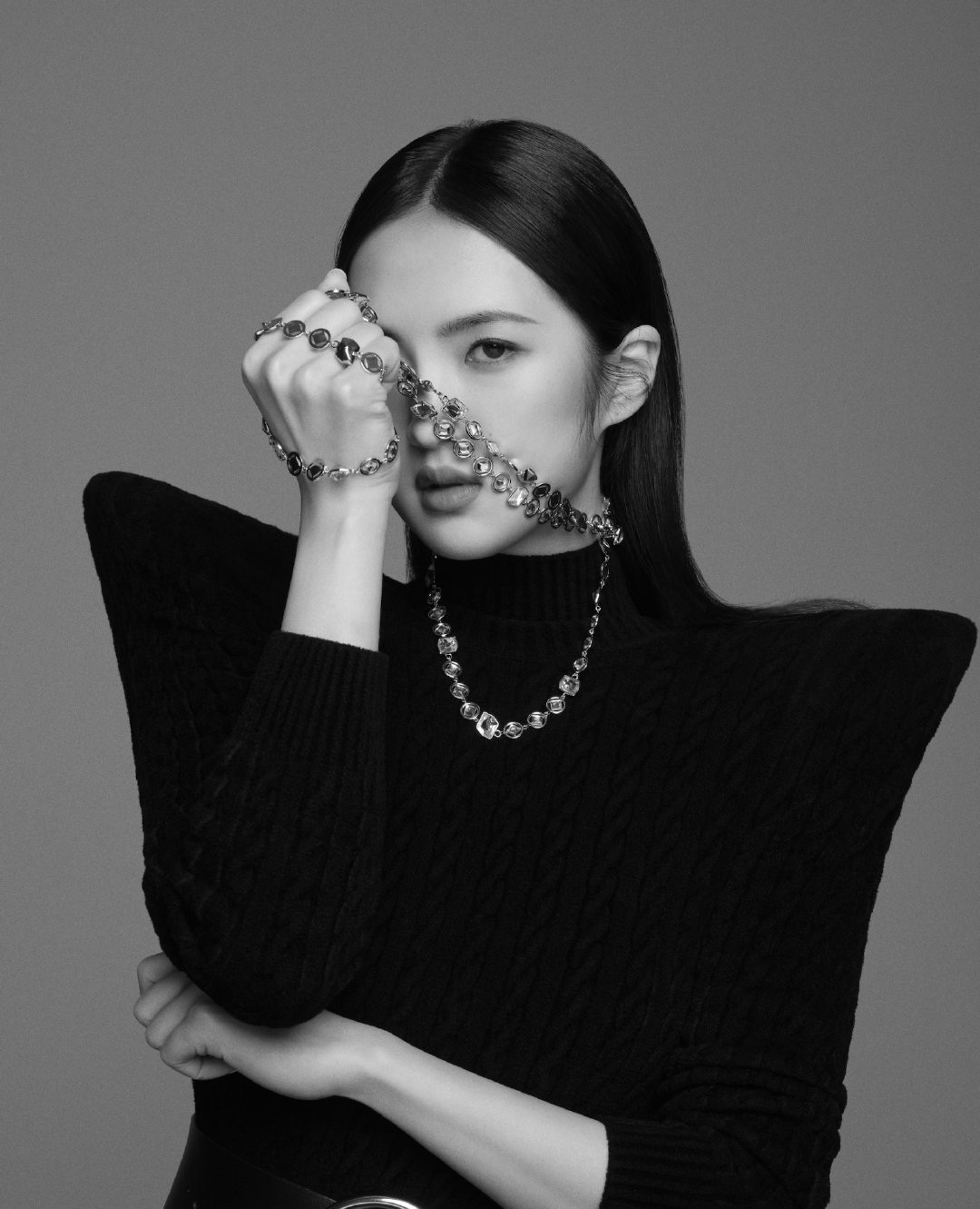 姚安娜入圈封面曝光，全身上下尽显富贵，为何出道就惹群嘲？