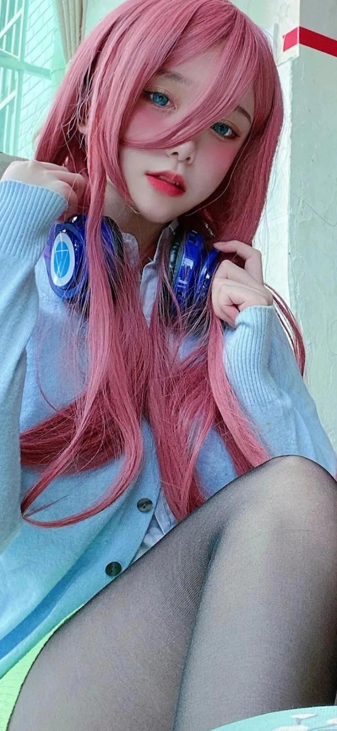 渣男壁纸 连衣裙长腿美女壁纸图片