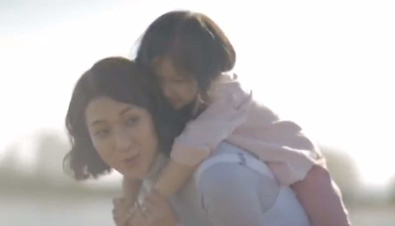 鍾嘉欣拍母親節MV，父母老公子女出鏡，三代同堂牽手散步溫馨感人