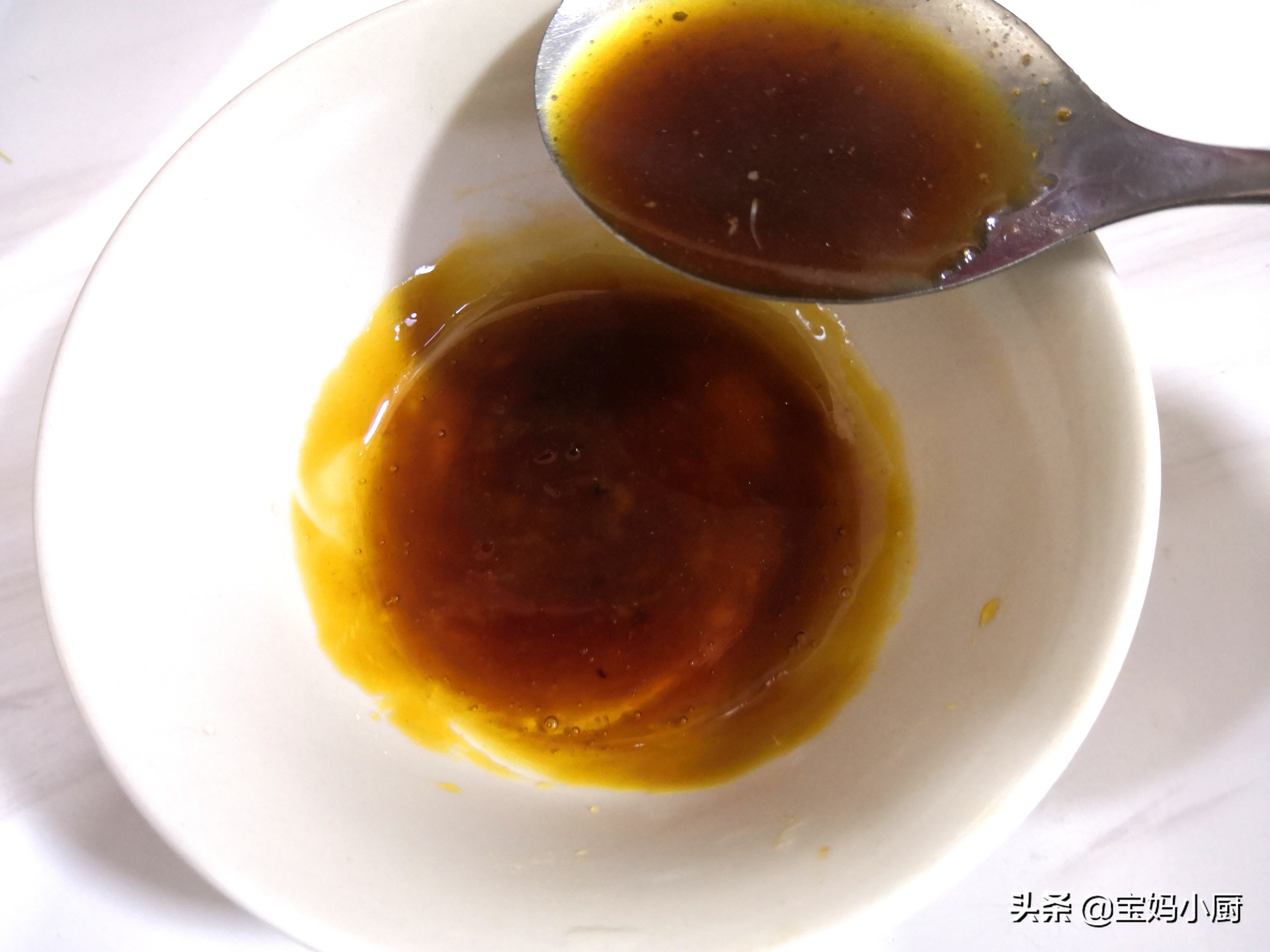 宝妈给孩子做炸鸡翅，不用一滴油，用料简单不繁琐，吃着可香了