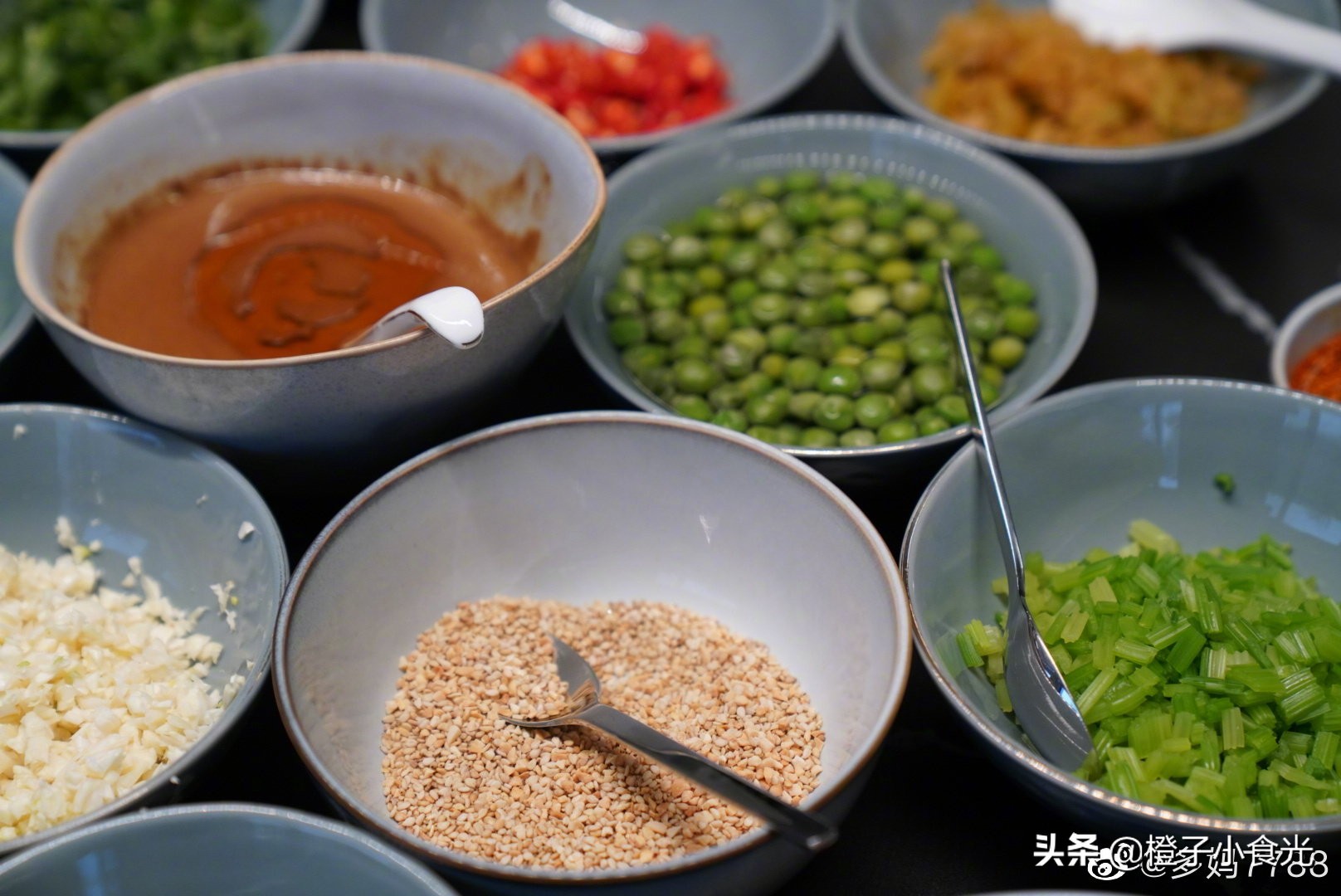 黄磊家的晚饭，吃凉面都这么“豪横”，网友：吃出满汉全席的感觉