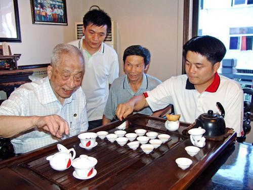 喝茶益健康，助力长寿，108岁的茶学界泰斗，堪称“长寿标本”