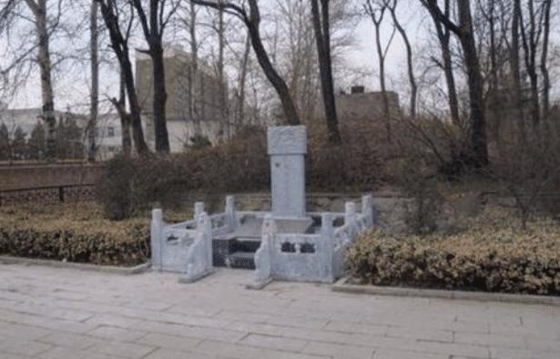 北京闹市中，安葬着一位18岁少年，火车经过也要