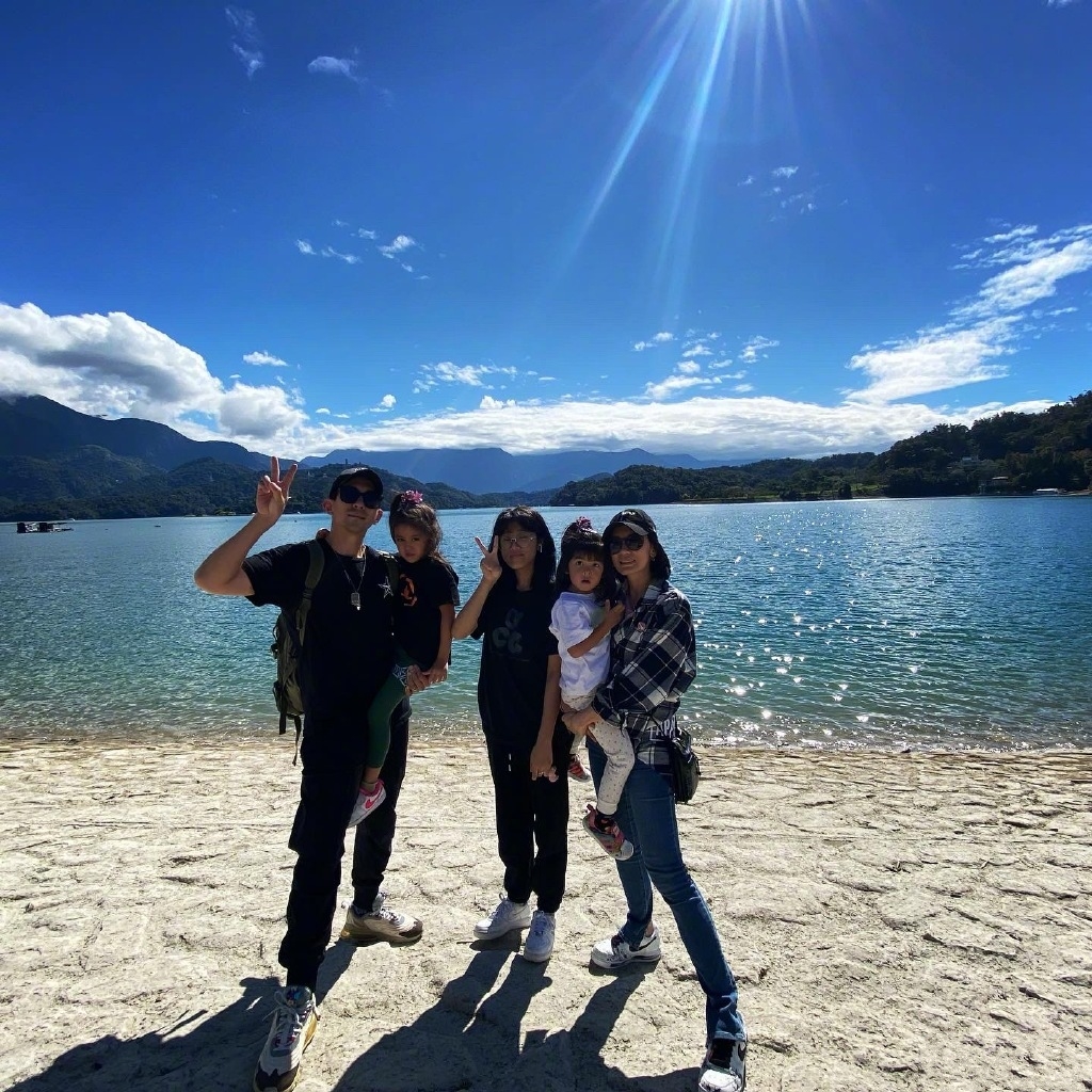 Gu Jingwen basks in a daughter to be illuminated nearly,       wears glasses very gentle, original       two appeared problem