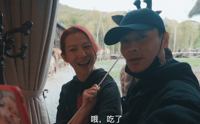 妈妈力爆棚！蔡少芬一手抱儿子一手炒菜，脚踩灶台姿势超霸气