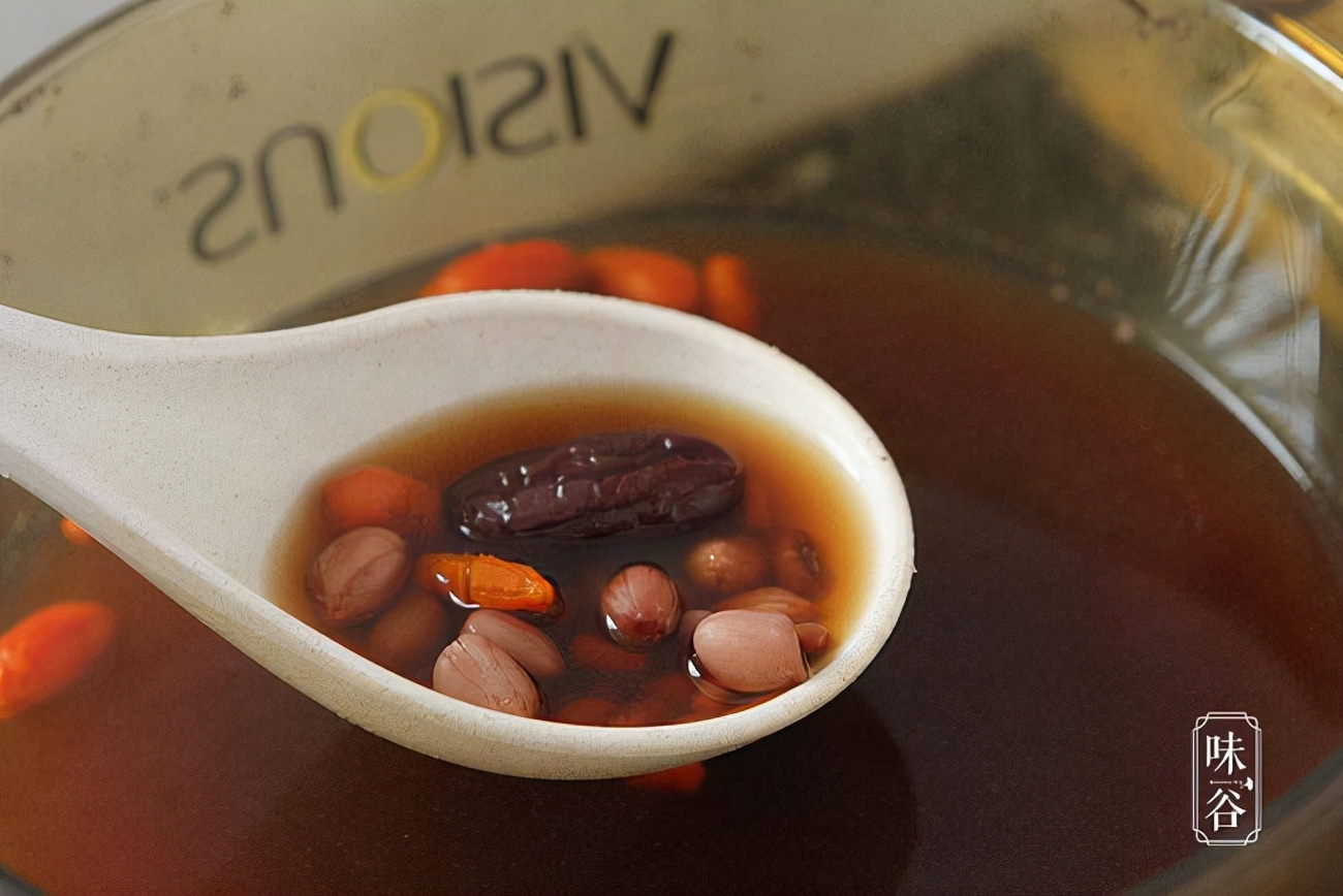 天凉了，聪明女人常喝这“五红汤”，营养易吸收，面如桃花好度秋