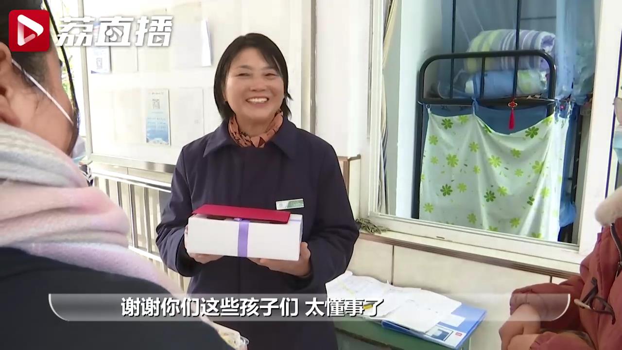 暖心！四位女生亲手定制一盒热乎乎的蛋挞 送到临退休的宿管阿姨手中