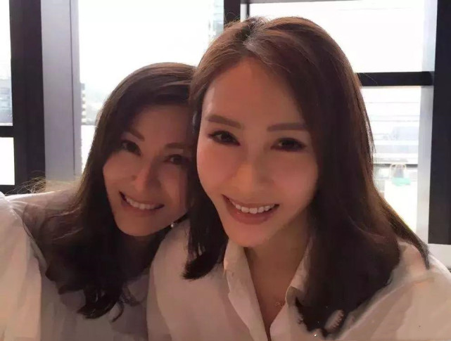 歲月不敗美人！ 黎姿李嘉欣共享下午茶，閨蜜倆凍齡狀態羨煞旁人