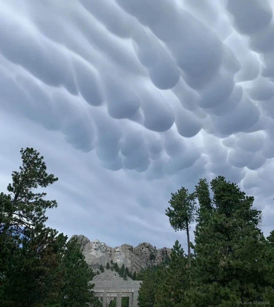德國柏林雨後天空出現了多個“棉花糖”，裏麵有啥？科學解釋來了