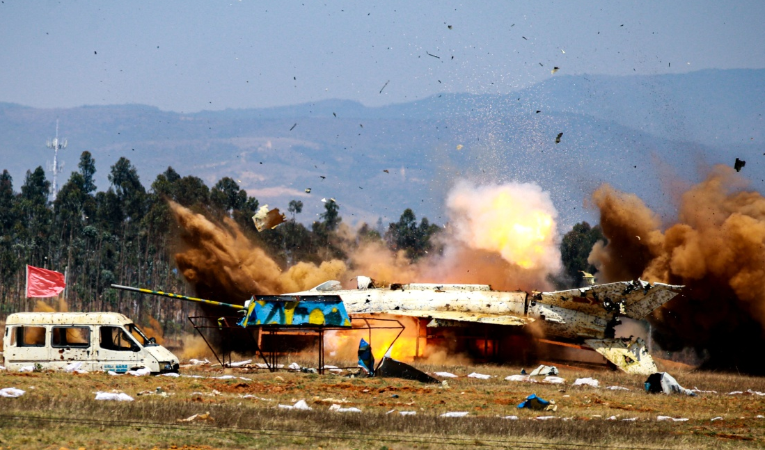 炸完飞机炸面包车：中国空军终于也土豪了一把