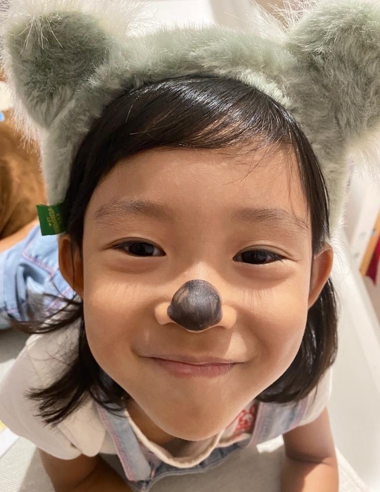 立威廉晒女儿萌照，Harper变呆萌小考拉，打扮变丑依然美得不得了