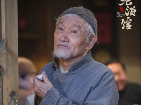 还记得《牧马人》里的村长吗？陈道明见了都要