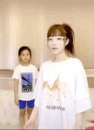 李小璐晒女儿练舞蹲马步，甜馨忍痛坚持惹人疼，网友直呼像贾乃亮