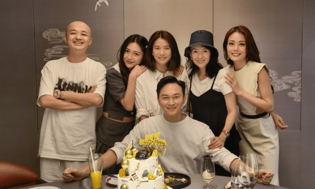 袁咏仪为老公庆生，包贝尔夫妇及章子怡到场，张智霖被侃是工具人