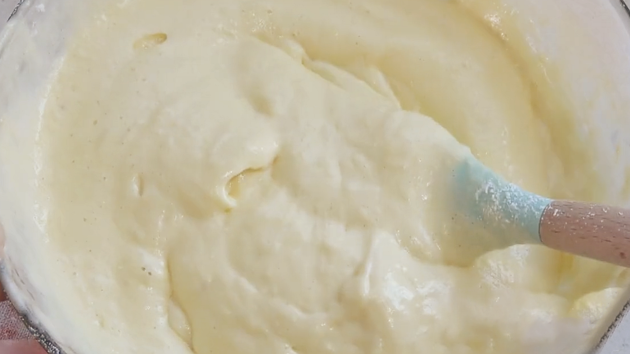 想吃小蛋糕不用買，4個雞蛋半碗麵粉，教你簡易做法，蓬鬆又香甜